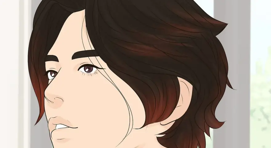 Un uomo con un taglio di capelli wolf cut, scuro con sfumature rosse, guarda di profilo con un'espressione enigmatica.