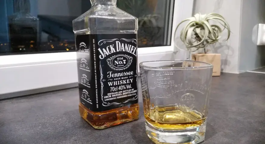 Butelka Jack Daniel's i szklanka z whisky z colą. Idealny wieczór.
