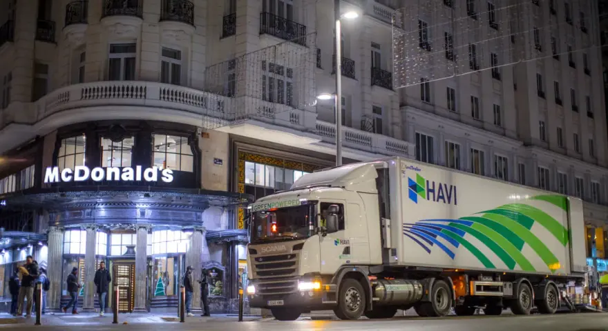 Ciężarówka HAVI z logo McDonald's na budynku.