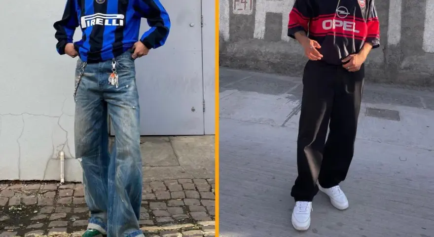 Dos jóvenes muestran outfits de blokecore: uno con jersey de fútbol vintage y jeans anchos, el otro con camiseta retro y pantalones negros.
