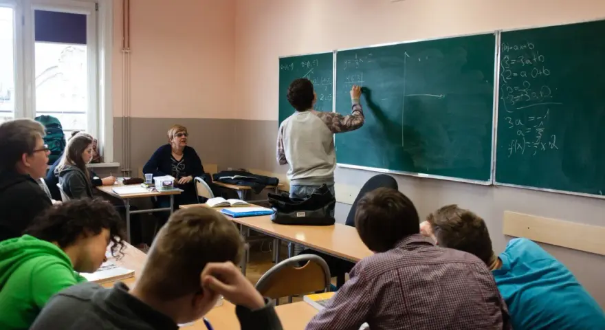 Pełnoletni uczeń a oceny: Czy zablokujesz rodzicom dostęp?