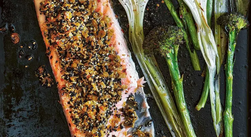 Laxfilé med sesamfrötopping och ugnsrostad broccoli och salladslök. En härlig lera i ugn som väntar på att avnjutas.