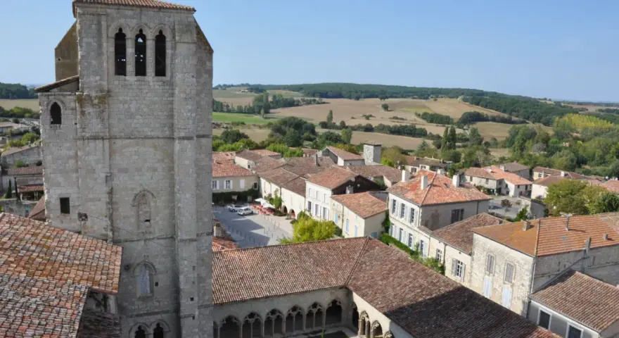 Vue aérienne d'un village médiéval avec une église romane et ses cloîtres, idéal pour visiter le Gers en 3 jours.