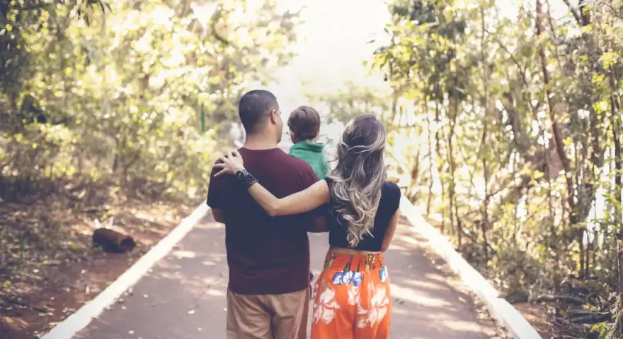Elternzeit, obwohl das Kind bei der Mutter lebt: Ein Mann und eine Frau gehen mit ihrem Sohn spazieren.