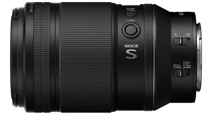 Objectif NIKKOR S noir avec boutons DISP, L-Fn, sélecteurs A/M et de mise au point. Le vr signification est la stabilisation optique.