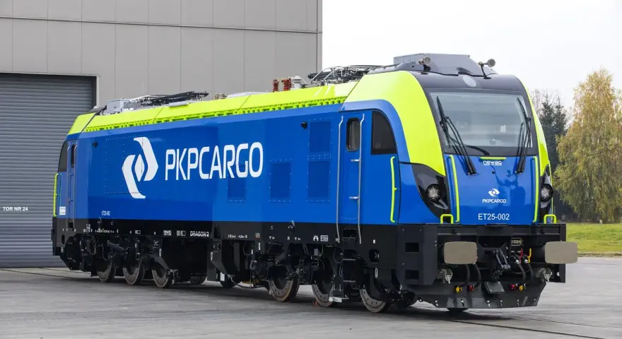 Nowa, niebiesko-zielona lokomotywa Dragon 2 PKP Cargo gotowa do pracy.