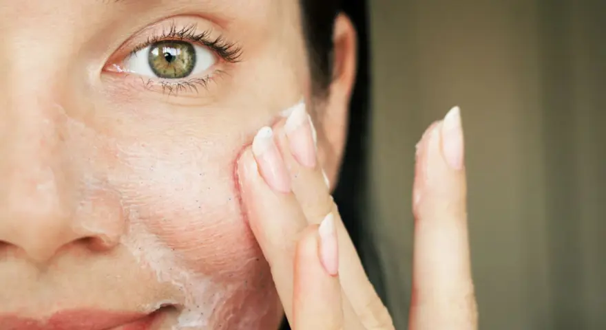 Schuppige Gesichtshaut? Die besten Cremes & Tipps vom Experten