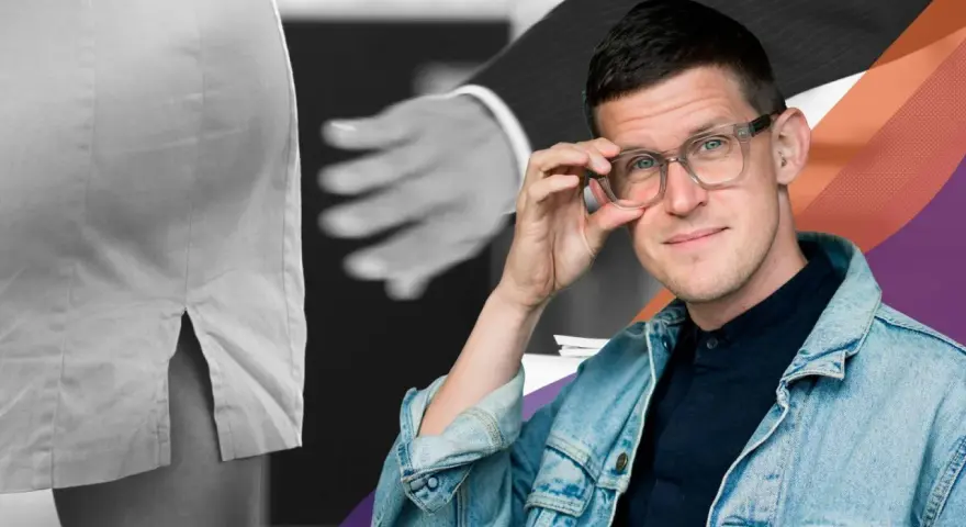 Man med glasögon och jeansjacka tittar fram bakom en kvinna. En hand sträcker sig mot hennes kjol. En partner till sexmissbrukare kan uppleva liknande situationer.