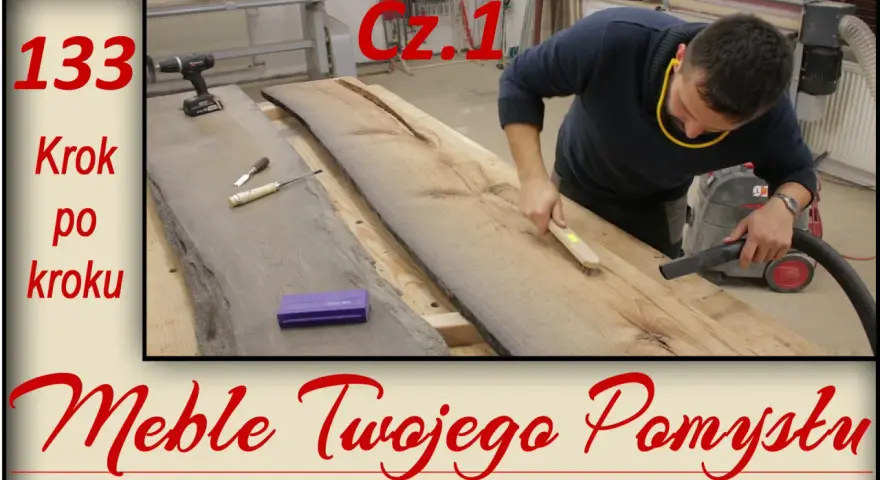 Jak pozbyć się żywicy z drewna? Mężczyzna czyści drewniany blat, używając szczotki i odkurzacza.