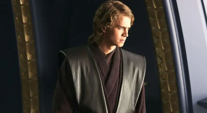 Hayden Christensen nei suoi film e programmi TV, qui nei panni di Anakin Skywalker, con un'espressione pensierosa.