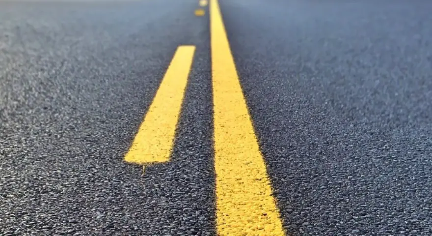Ile schnie asfalt na gorąco? Poznaj czasy utwardzania i czynniki wpływające