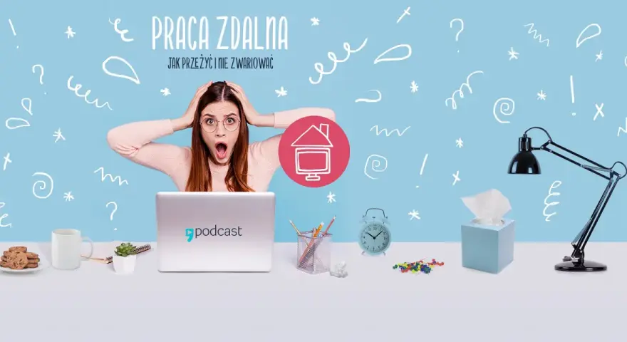 Przerażona kobieta przy biurku, symbolizująca chaos pracy w domu. Na biurku laptop, kubek, ciasteczka, lampka i budzik.