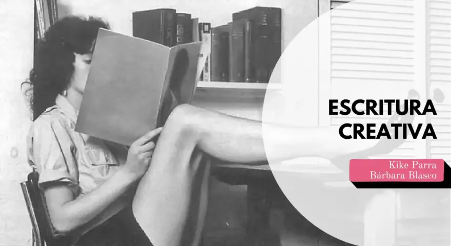 Joven lee un libro, inspirándose para ejercicios de escritura creativa.