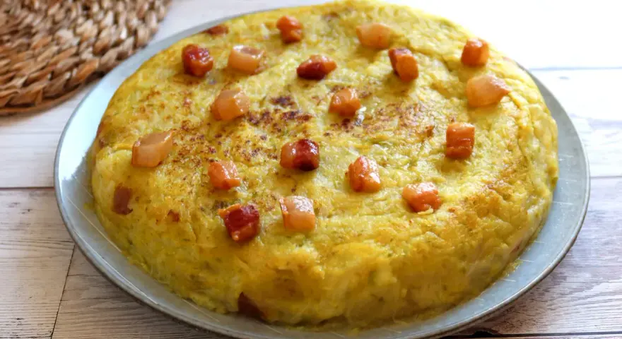 Trinxat de la Cerdanya, un plato tradicional con trocitos de tocino crujiente.