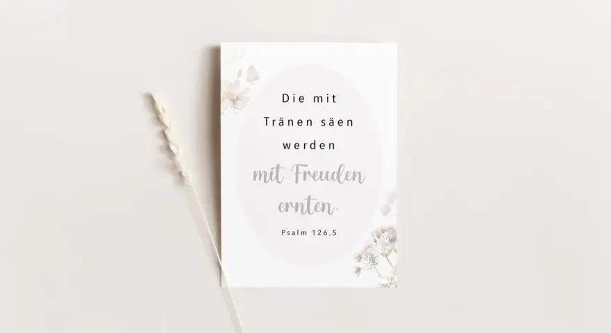 Karte mit Spruch: "Die mit Tränen säen, werden mit Freuden ernten." Psalm 126,5. Zarte Blumen und ein Grashalm.