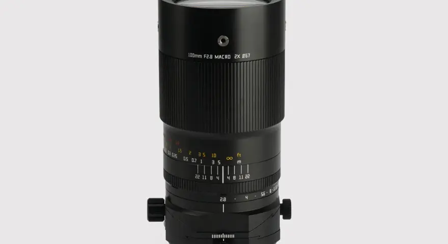 Czarny obiektyw makro 100mm f/2.8 z oznaczeniami odległości i przysłony.