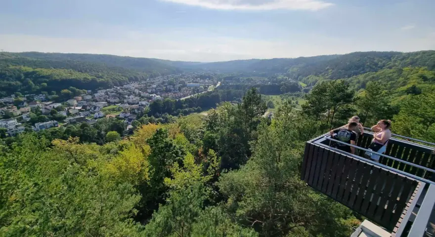 Widok z platformy na górze Markowca w Rumi. W dole rozciąga się miasto otoczone zielonymi wzgórzami.
