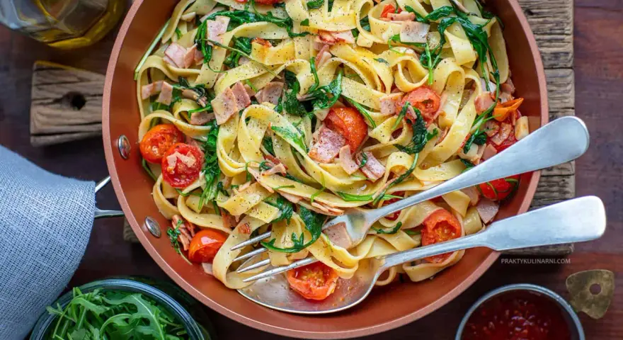 Spaghetti z szynką parmeńską: szybki przepis na włoski obiad