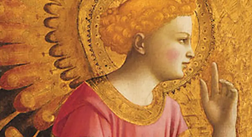 Anioł z rudymi włosami, w różowej szacie, podnosi palec w geście modlitwy do archanioła Gabriela.