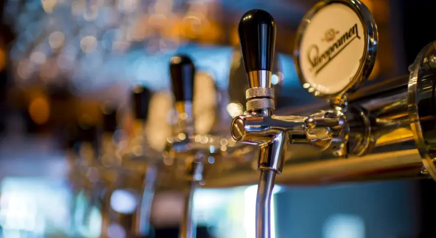 Grifos de cerveza en un bar, listos para servir. Un detalle que evoca el ambiente de un traspaso de bar exitoso.