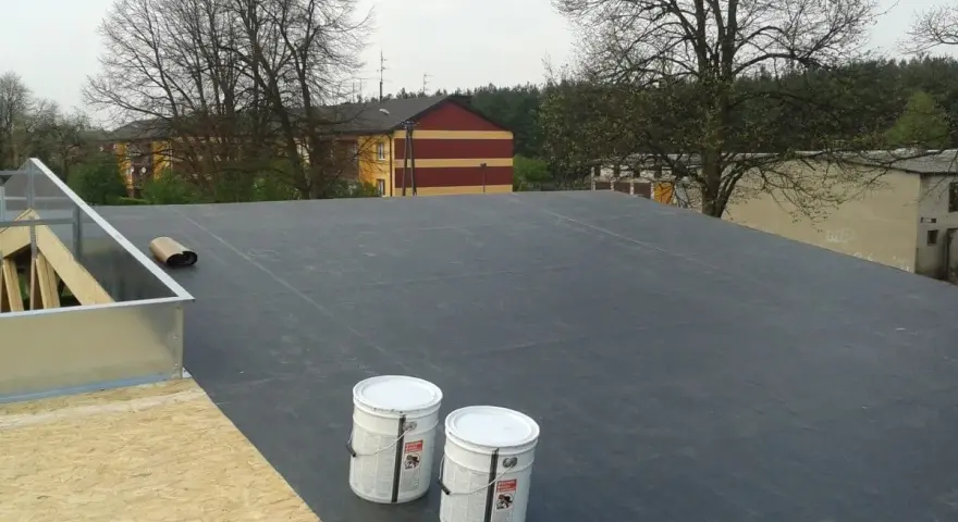 Czym pokryć płaski dach, aby uniknąć kosztownych napraw?