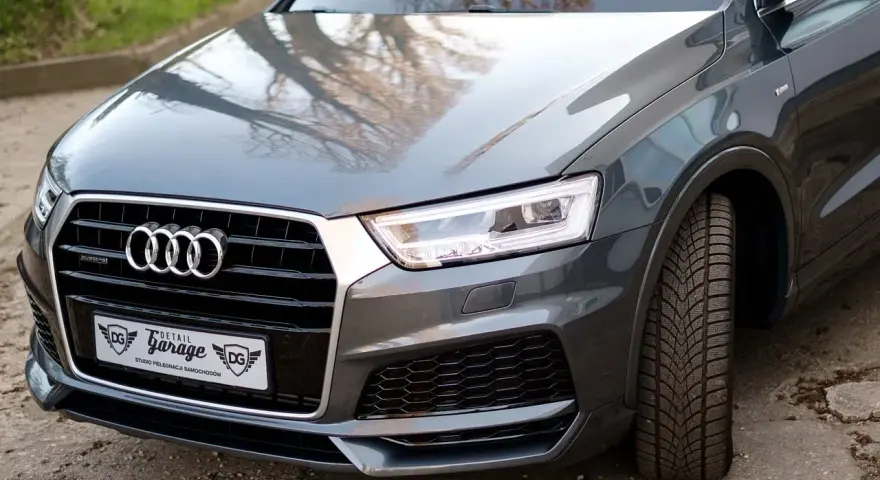Szary Audi Q3 z napędem quattro. Zastanawiasz się afr co to? To system napędu na cztery koła, zapewniający doskonałą przyczepność.