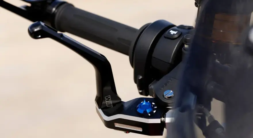 Manillar de moto con puño negro y maneta de freno negra ajustable. Ideal para cambiar puños moto y mejorar el control.