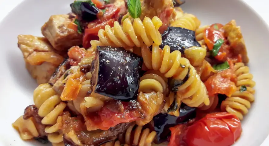 Fusilli con pesce spada, melanzane, pomodorini e basilico. Un piatto estivo saporito e colorato.