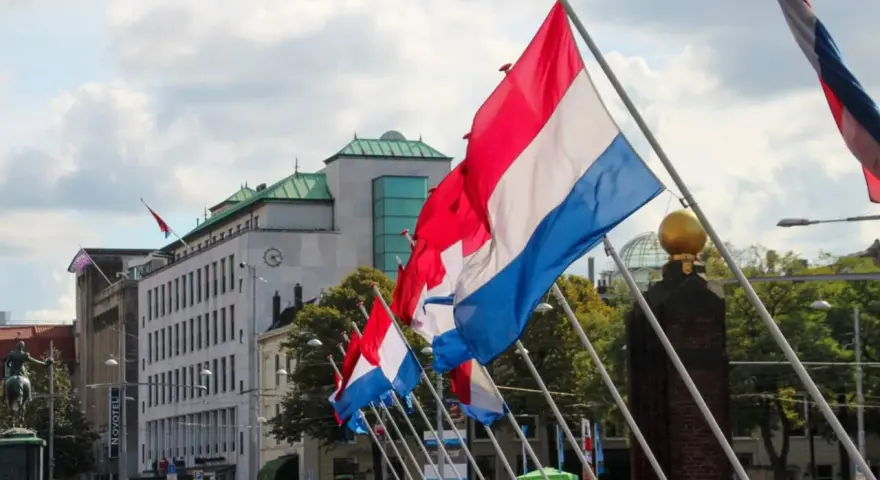Holenderskie flagi powiewają na wietrze, celebrując dzień wyzwolenia w Holandii.