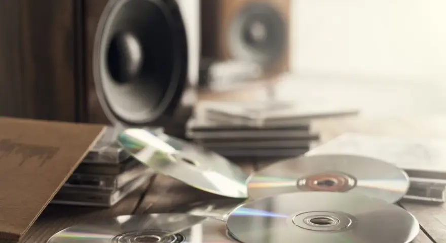 Płyty CD i głośniki na drewnianym blacie. Czy to epka, co to za format?
