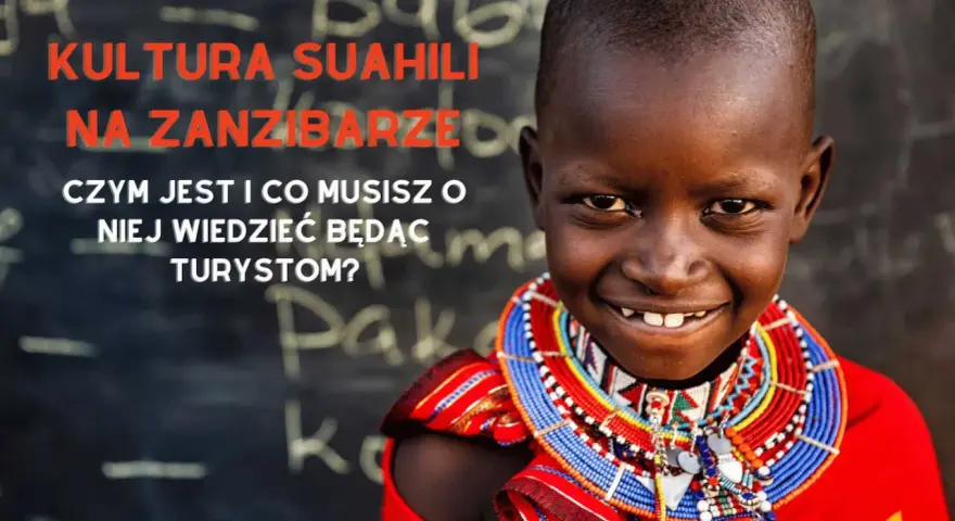 Uśmiechnięty chłopiec w tradycyjnej biżuterii na Zanzibarze, gdzie językiem urzędowym jest suahili. Poznaj kulturę wyspy.
