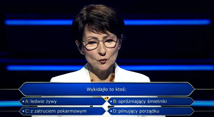 Kobieta w okularach na tle niebieskich świateł, zastanawia się, czy milionerzy są ustawieni, wybierając odpowiedź na pytanie.