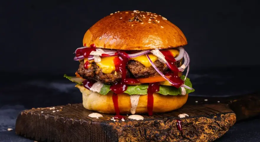 Jak smażyć burgery wołowe, aby były soczyste i pełne smaku