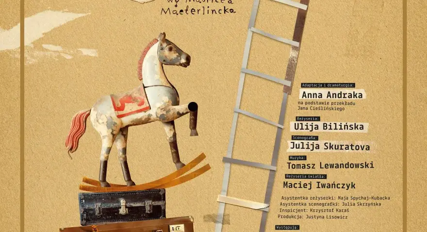 Drewniany, niebieski ptak na bieżni, obok drabiny i walizek.