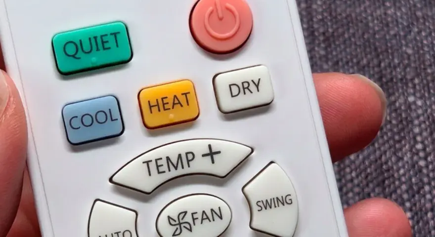 Mando a distancia de aire acondicionado con botón "DRY" visible. Ideal para días húmedos.