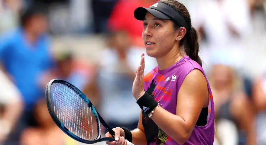 Jessica Pegula, tenisistka w fioletowej koszulce, z rakietą w dłoni, skupiona na meczu.
