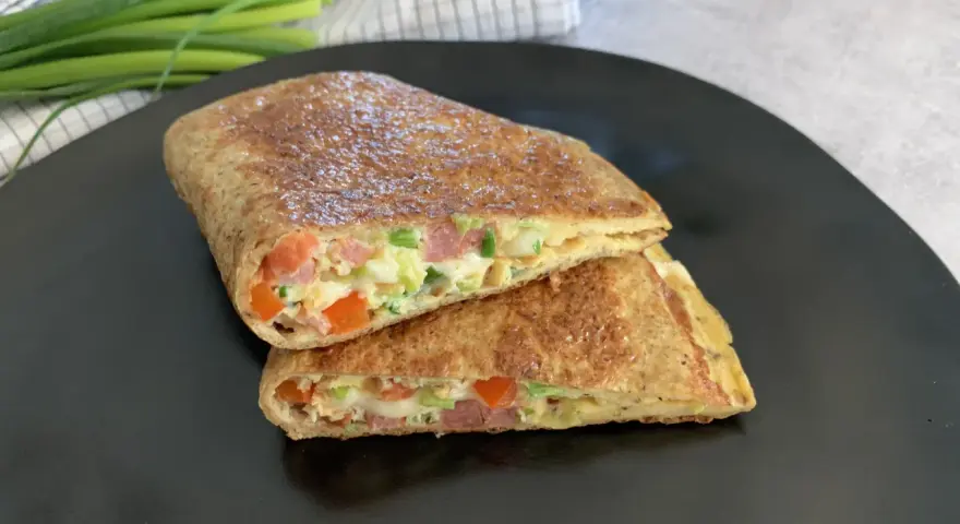 Złocista keto tortilla z jajkiem, warzywami i wędliną. Idealny pomysł na szybkie śniadanie lub lunch.