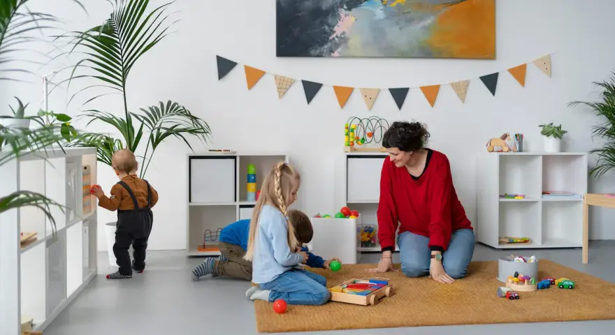 Bambini giocano in una stanza colorata, con scaffali pieni di giochi. Ottime idee stanza giochi bambini per un ambiente stimolante.