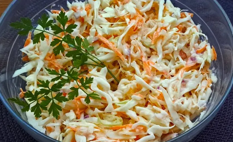 Jaką surówkę do ryby i frytek? Odkryj idealny balans smaku