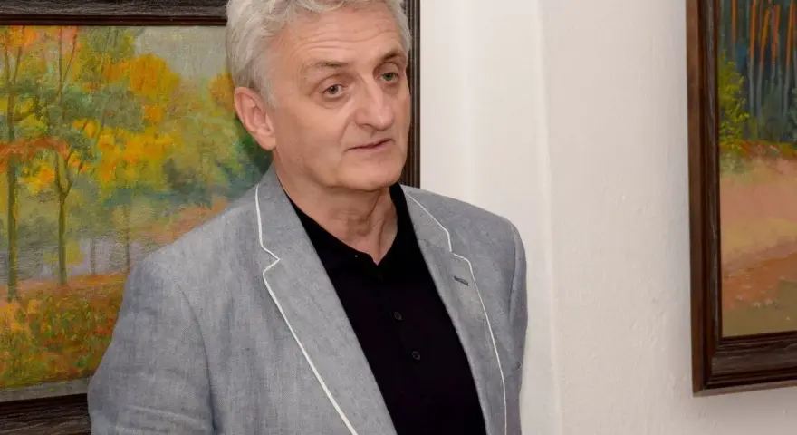 Włodzimierz Sławosz Dębski, artysta, prezentuje swoje jesienne pejzaże.