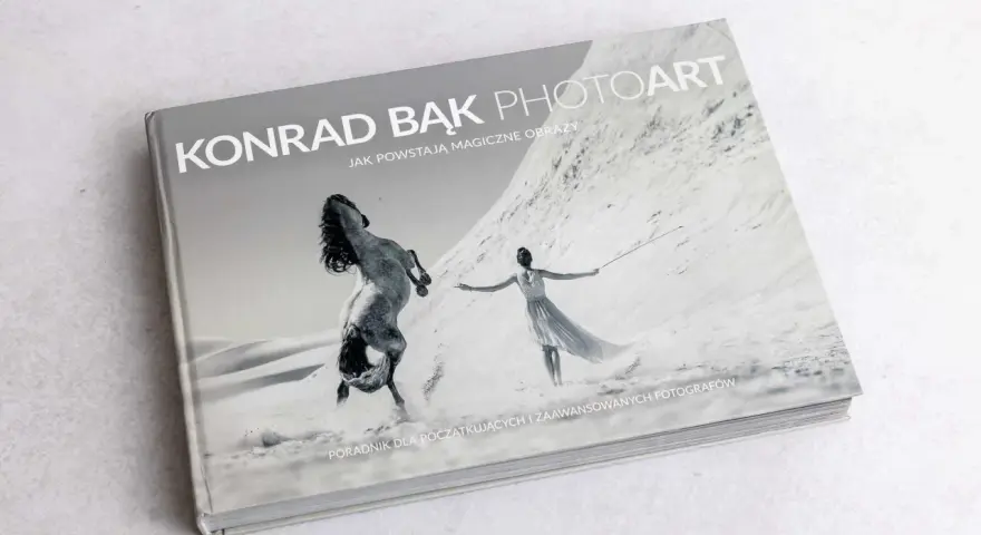 Książka "Konrad Bąk PHOTOART. Jak powstają magiczne obrazy" z koniem i kobietą na pustyni. Poradnik dla fotografów.