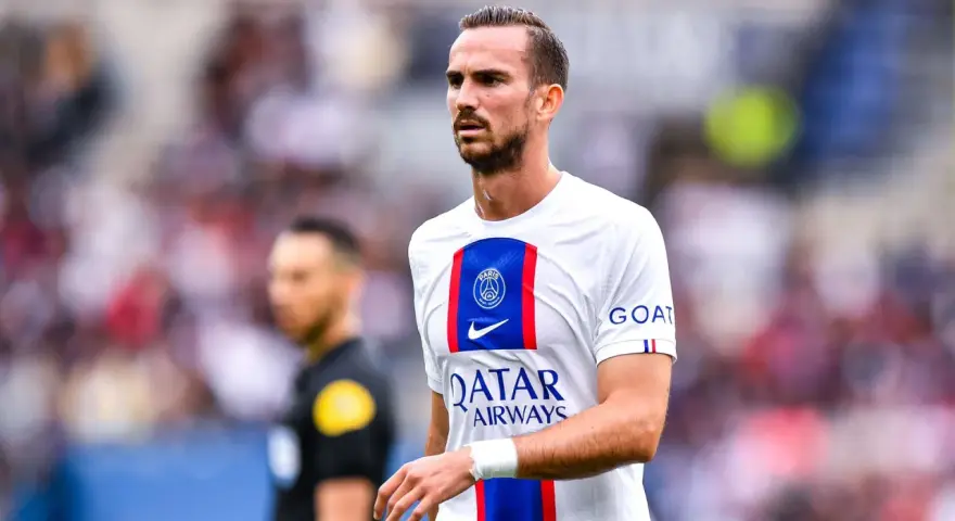 Fabian Ruiz, jugador del PSG, con su camiseta blanca y el escudo del club.
