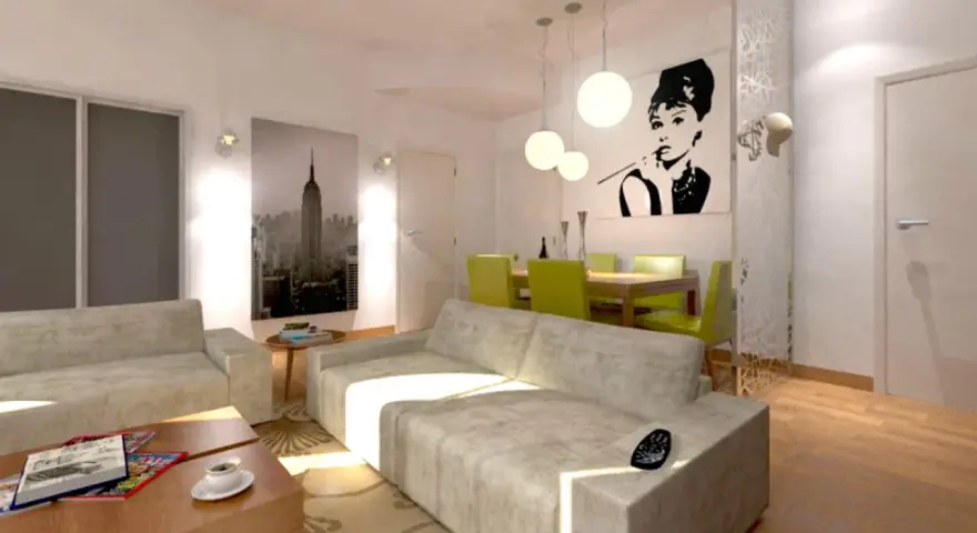Un accogliente divano davanti alla porta finestra, con un quadro di Audrey Hepburn e una vista di New York.