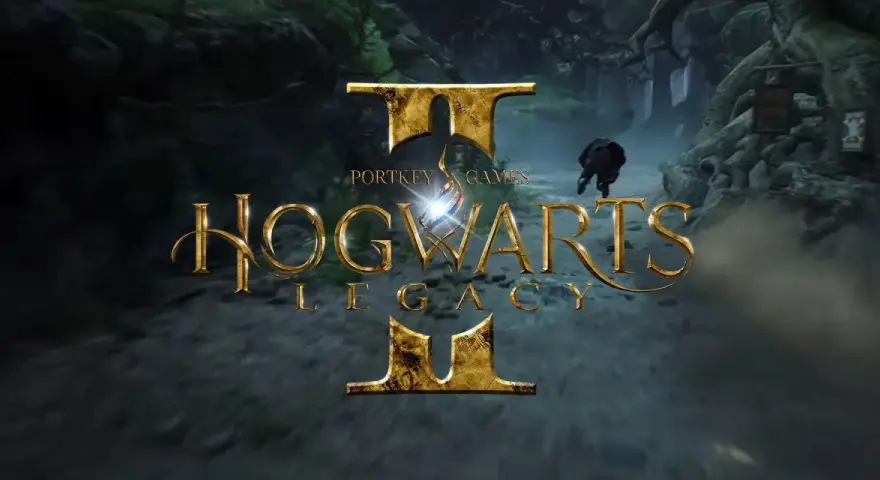 Złote logo Hogwarts Legacy 2 na tle mrocznego lasu. Postać biegnie w oddali.