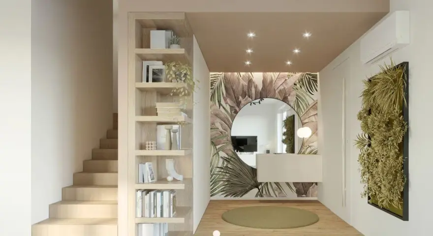 Ingresso ampio con libreria a giorno, scala in legno, specchio rotondo e carta da parati tropicale. Idee per come arredare un ingresso grande con stile.