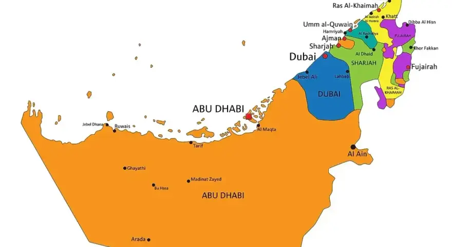Mapa Zjednoczonych Emiratów Arabskich z zaznaczonymi regionami. Gdzie jest Dubaj? Widać go na niebiesko, obok Szardży i Abu Zabi.