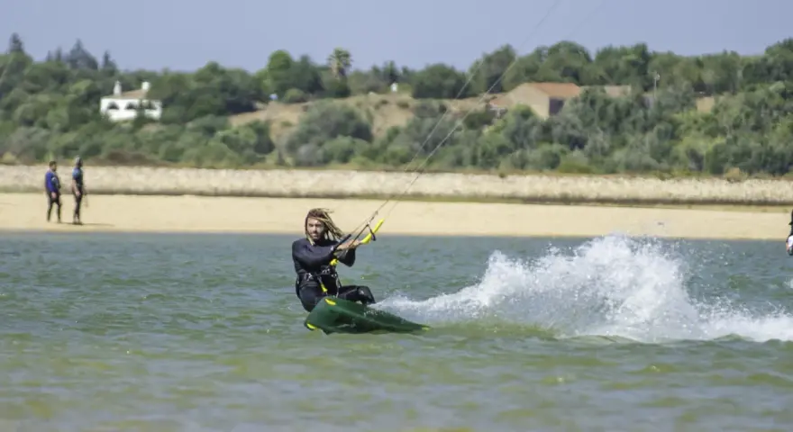 Kitesurfing Portugalia: Jak znaleźć idealny spot dla siebie?