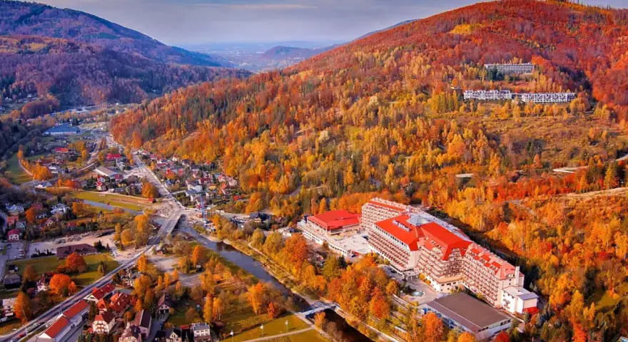Malowniczy widok na hotel Gołębiowski w jesiennej odsłonie. Warto sprawdzić, ile gwiazdek ma Gołębiowski, bo widok zapiera dech!