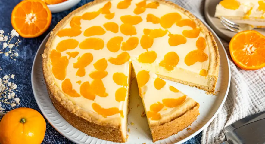 Ein saftiger faule weiber kuchen mit Mandarinenstücken, der zum Genießen einlädt.