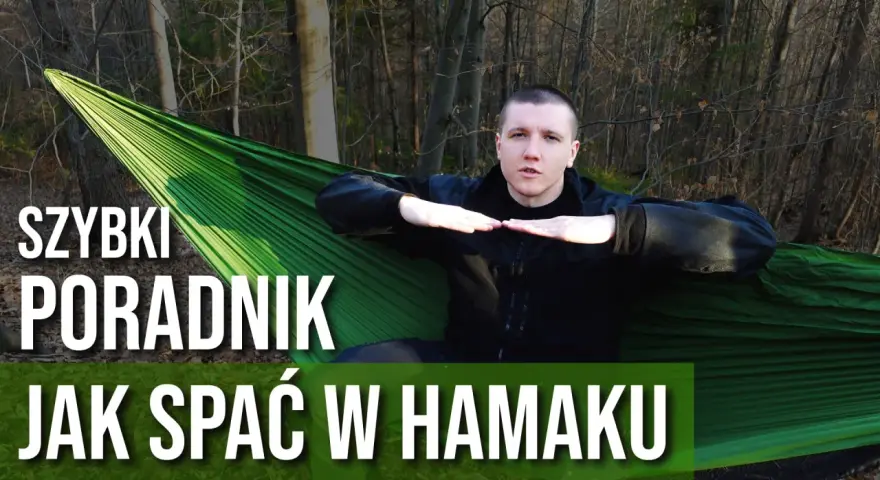 Mężczyzna w lesie pokazuje, jak prawidłowo wykonać mocowanie hamaka, by wygodnie spać w naturze.